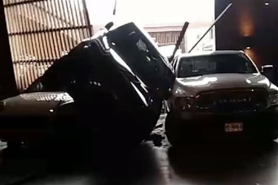 Una conductora confundió los pedales y, al acelerar, cae con todo y vehículo sobre dos camionetas, en la plaza comercial Pueblo Serena.