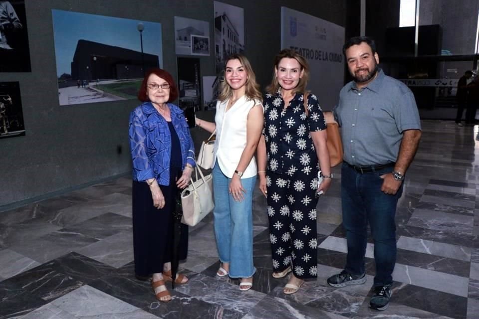 Alma Cortés de Mijares, Valeria Montserrat Guevara, Laura Cruz y Julio Guevara