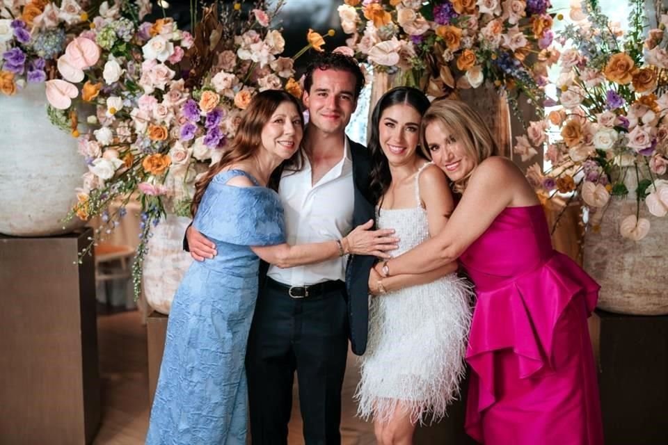 Laura Salazar de Quintanilla, los novios y Silvia Sepúlveda de García
