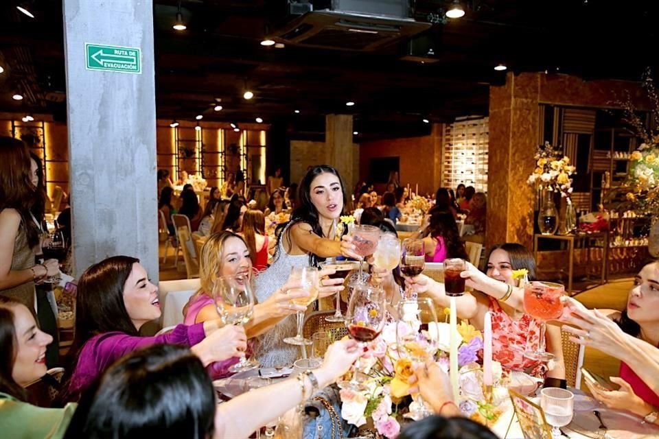 La novia brindando con un grupo de amigas.