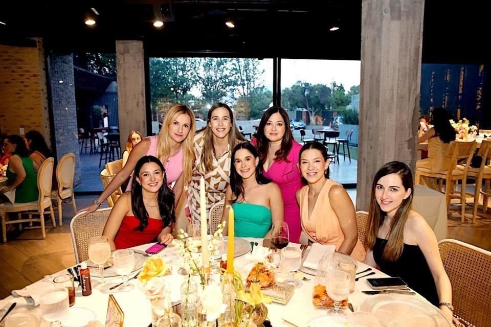DE PIE: Miriam Meade, Mary Gaby Bayón y Nena Fernández. SENTADAS: Lucía Ayala, Regina Elizondo, Laura Quintanilla y Martha Garza