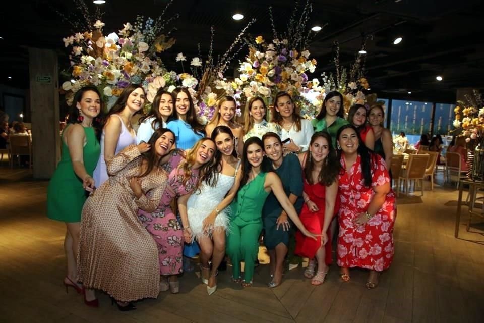 La novia con algunas amistades.