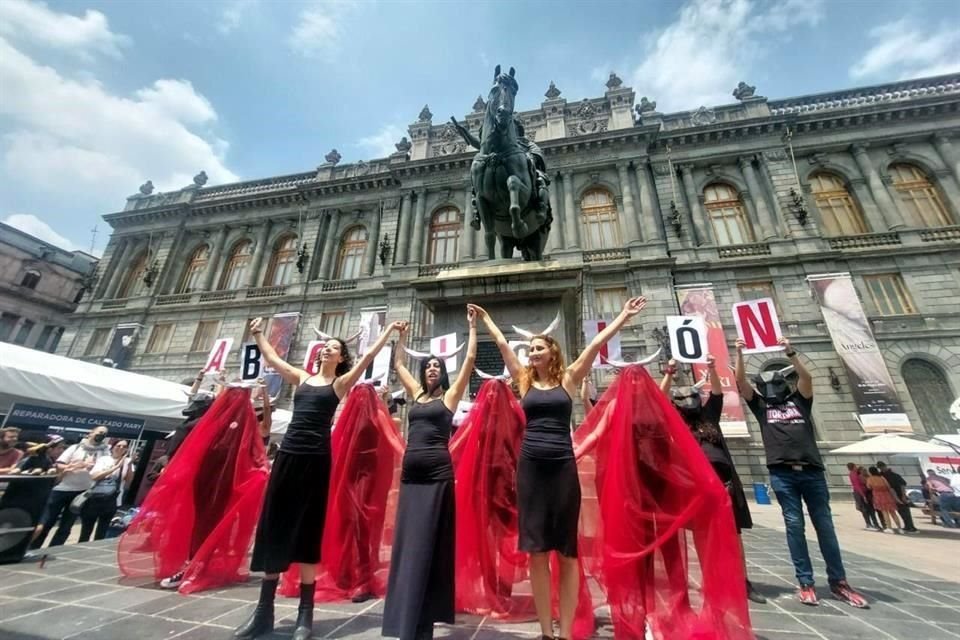 Activistas buscan forzar al Congreso a discutir la prohibición de las corridas de toros.