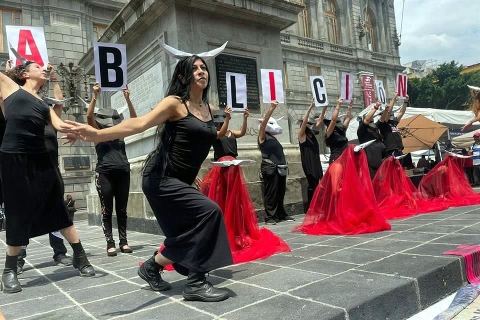 Activistas buscan forzar al Congreso a discutir la prohibición de las corridas de toros.