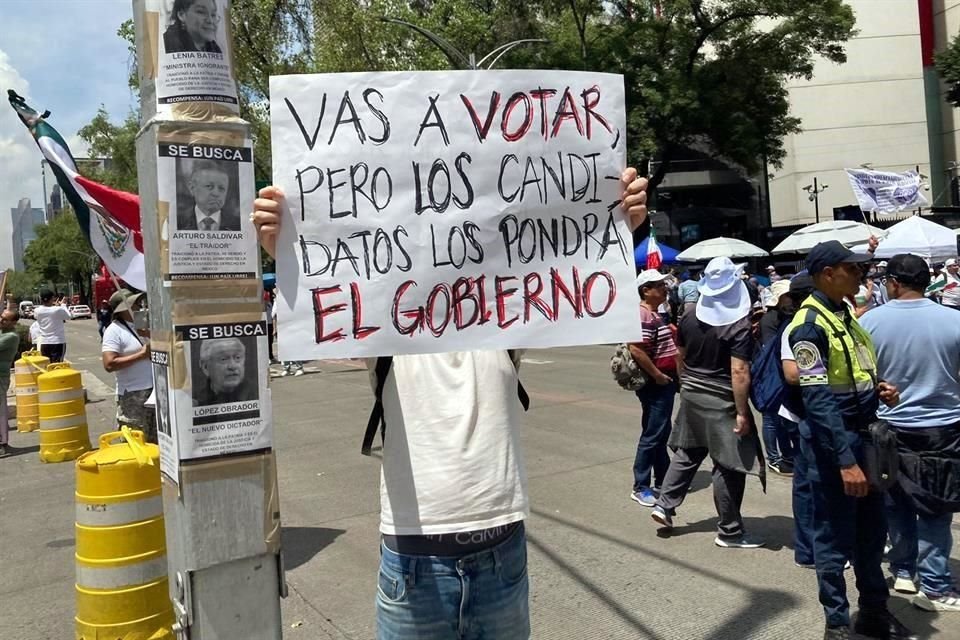 'El Senado de la República tiene quizá la responsabilidad más grande del último siglo', dijeron los manifestantes.