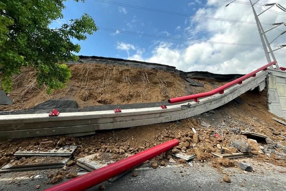 El puente, construido por la empresa Dycusa hace seis años, se derrumbó el jueves en un tramo del carril sur-oriente y ayer se colapsó un área mayor.