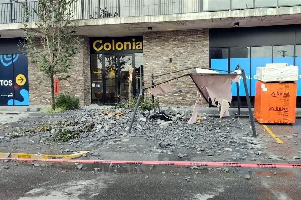 La barda cayó desde el quinto piso del edificio en construcción.