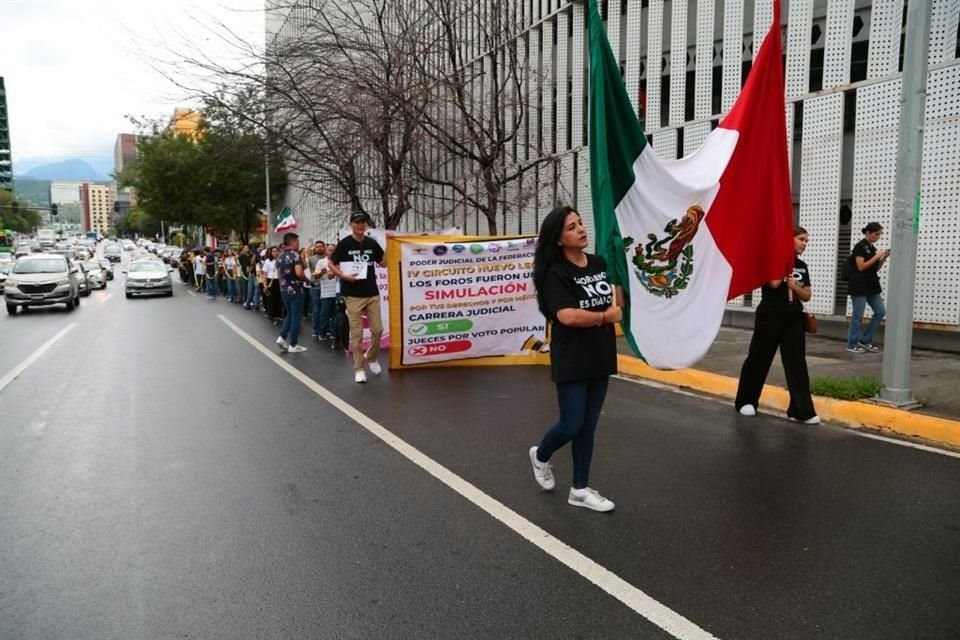Los empleados del Poder Judicial repartieron paquetes con alimentos a familiares de personas atendidas en el IMSS.