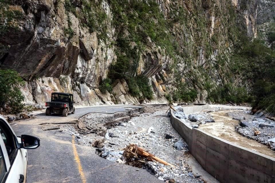 Los deslaves en la carretera a Ciénega de González no han podido ser reparados por el municipio ante la falta de apoyo del Estado y la Federación.