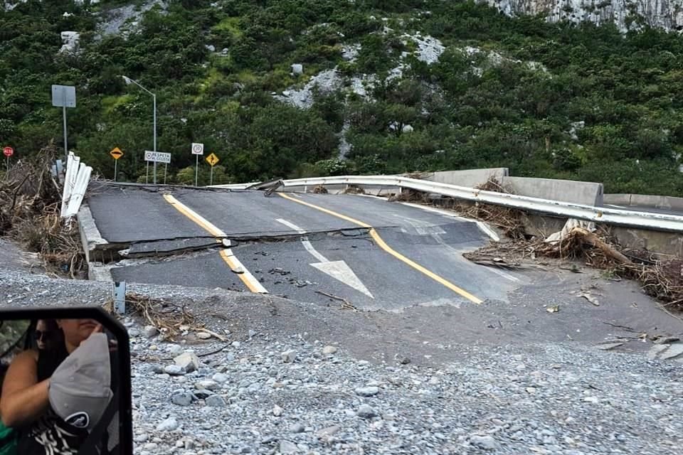 Kilómetros de pavimentos y puentes quedaron dañados desde la tormenta en junio y las lluvias de septiembre han incrementado las afectaciones.