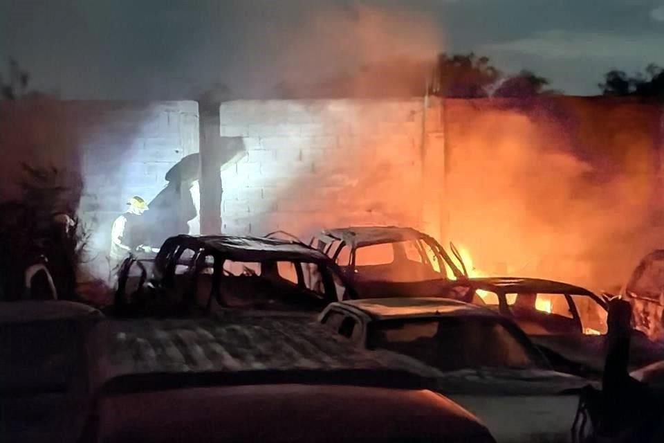 El incendio fue reportado a 02:32 horas, en el lote de Grúas Interestatales ubicado en la Carretera a Colombia en el Kilómetro 13.