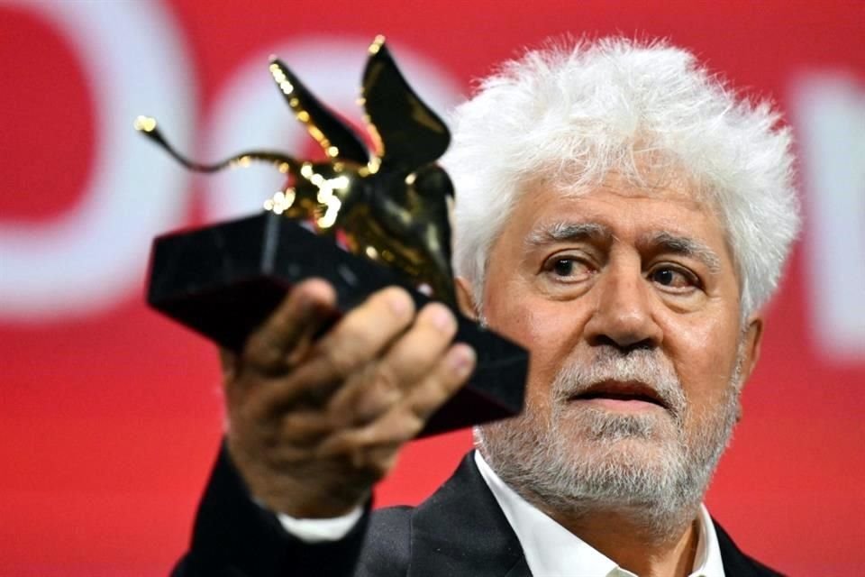 Pedro Almodóvar afrontó el gran reto de hacer una película en un idioma que no es el suyo por nacimiento.