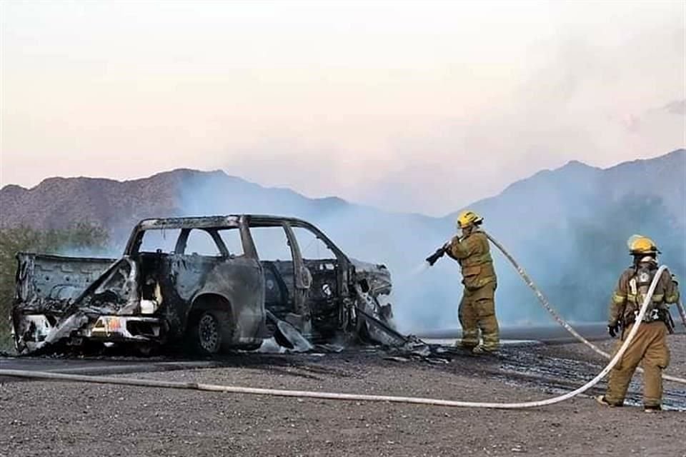 En la carretera que conduce a Puerto Peñasco, Sonora, un auto fue incendiado, por lo que tuvieron que intervenir elementos del Cuerpo de Bomberos.