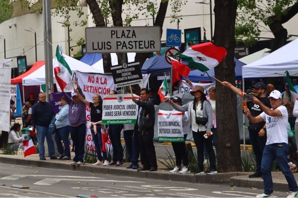 Protesta de trabajadores del Poder judicial frente al Senado de la República.