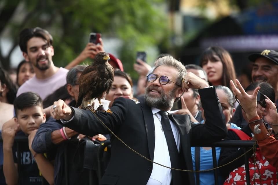 Juan Manuel Bernal también se acercó al público y posó con un ejemplar de águila para una fotografía.