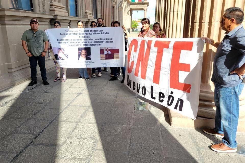 Un grupo de maestros de la CNTE realizó un plantón frente al Palacio de Gobierno.