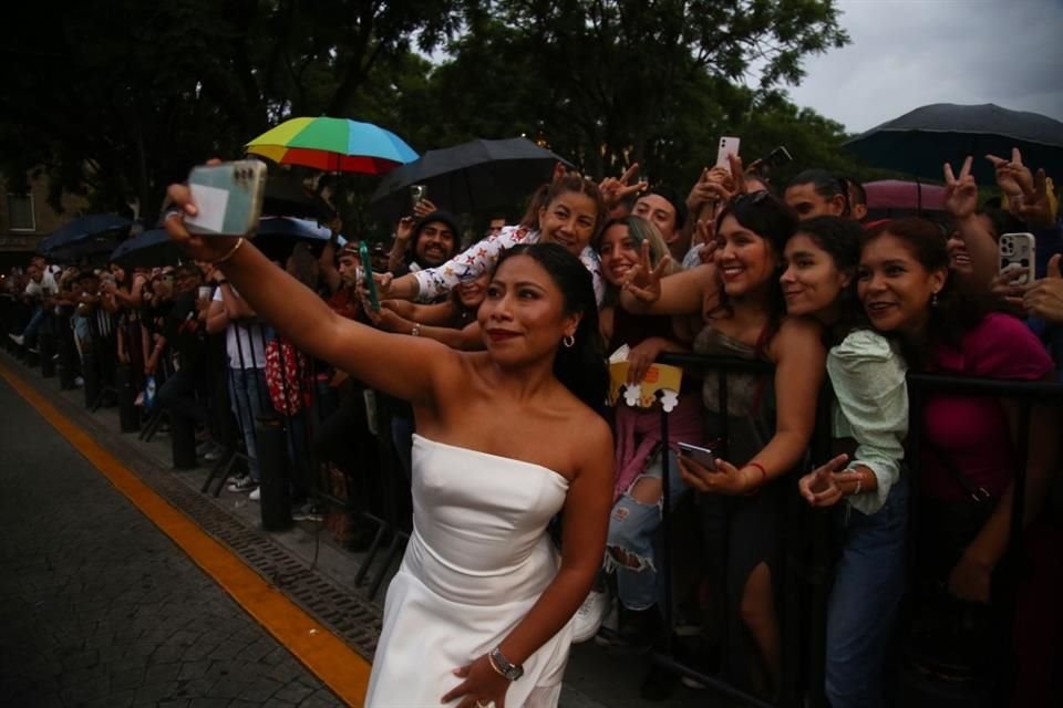 Yalitza Aparicio no desperdició la oportunidad de tomarse una foto con su público.