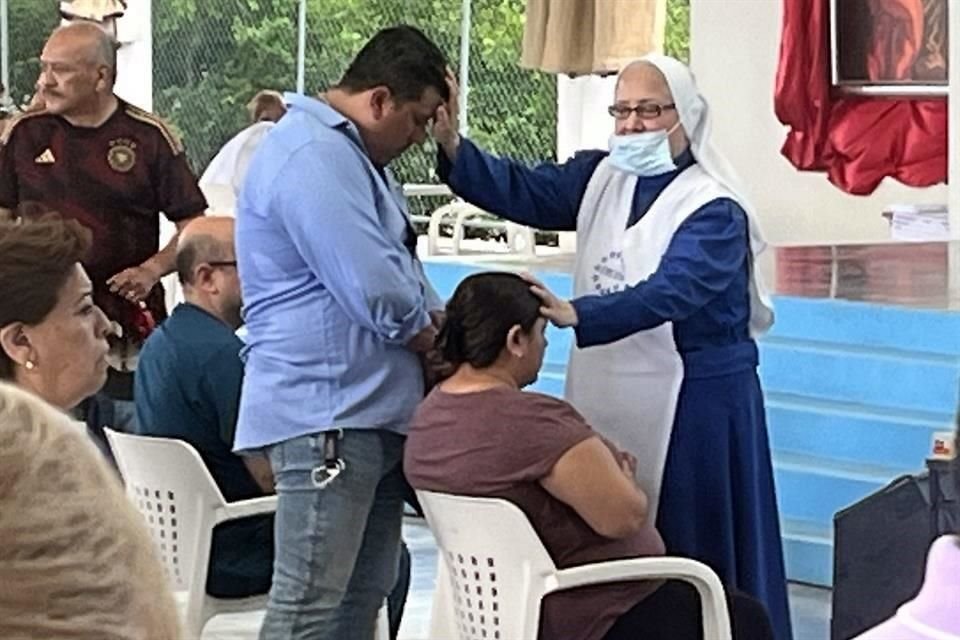 Cientos de personas esperan que la Madre Cony y sus compañeras religiosas haga su 'imposición de manos'.