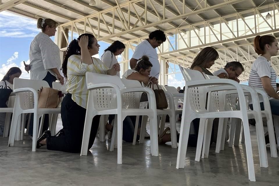 La devoción de los fieles es palpable durante las misas.