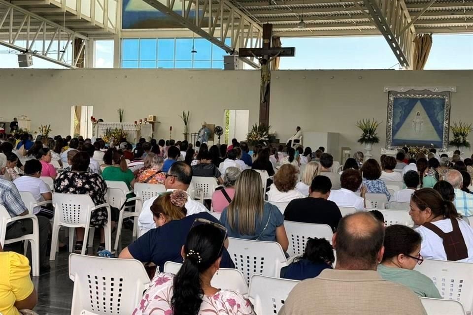 Los visitantes pueden comer en un comedor y comprar snacks, artículos religiosos y jabones, cremas y aceites que preparan las monjas.