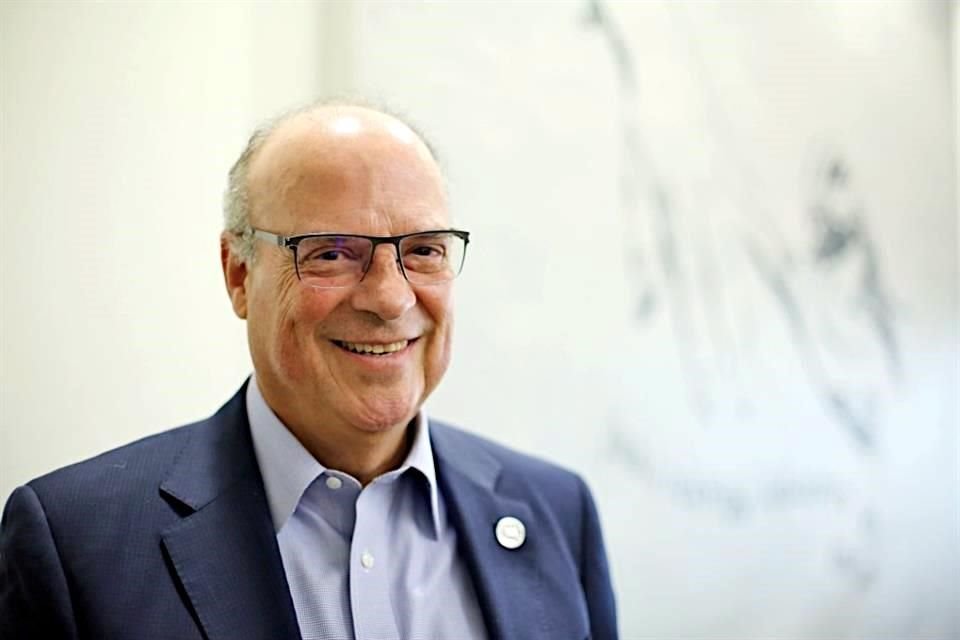 Rector Mario Páez González.