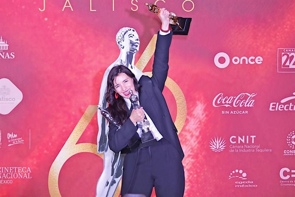 Eufórica, la directora Lila Avilés celebró los cinco premios para 'Tótem'.