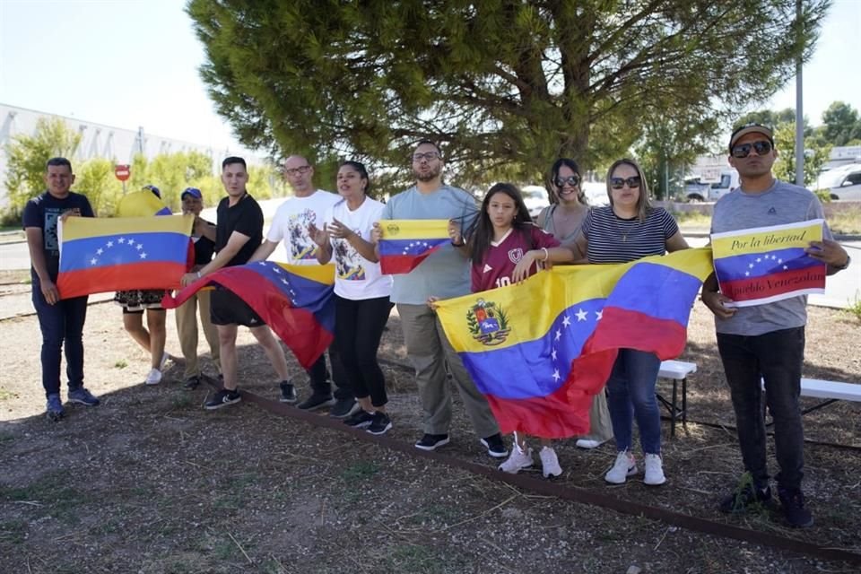 Simpatizantes de González lo esperaban afuera de la base militar en Torrejón de Ardoz.