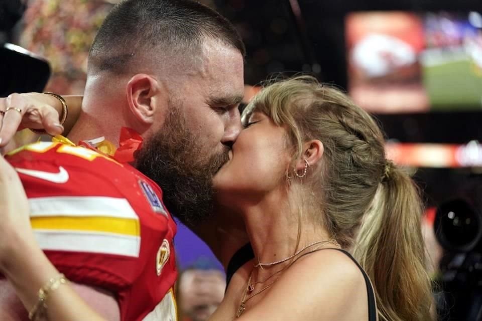 Cada vez haciendo más apariciones públicas, Taylor Swift y Travis Kelce fueron captados en la boda de una supermodelo en Nueva York.