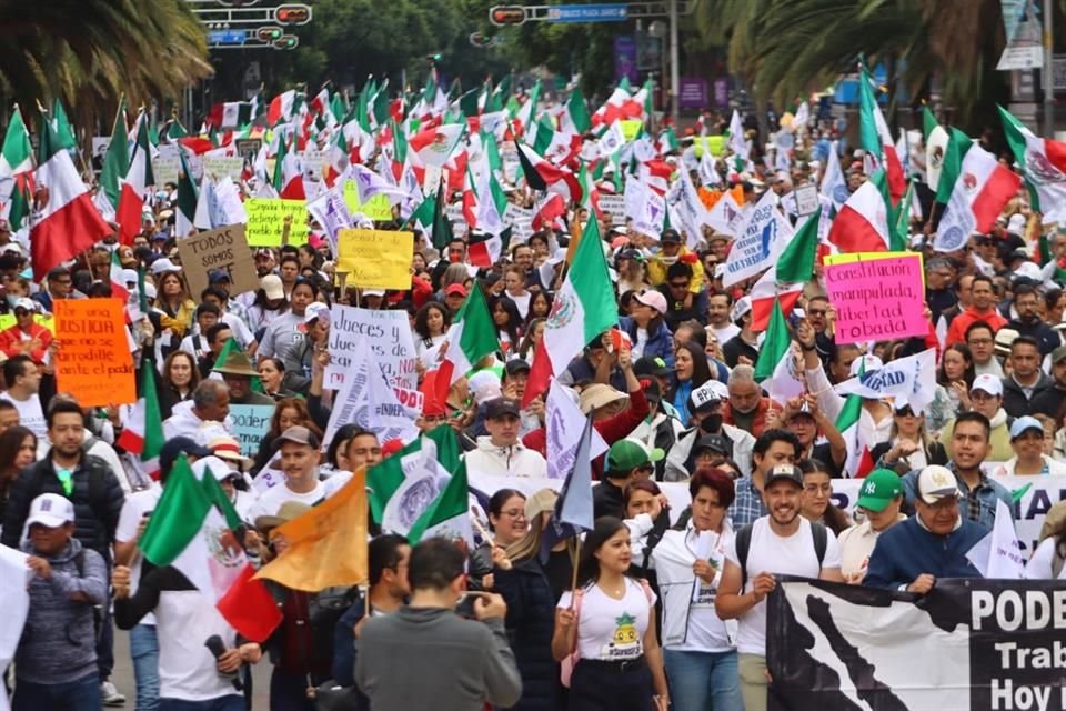 Centenas de manifestantes marchan sobre Paseo de la Reforma al Senado contra reforma al PJ.