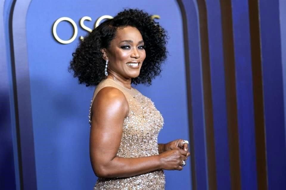 Luego de nueve nominaciones, la reconocida actriz Angela Bassett finalmente ganó el primer Emmy de su carrera, este sábado.