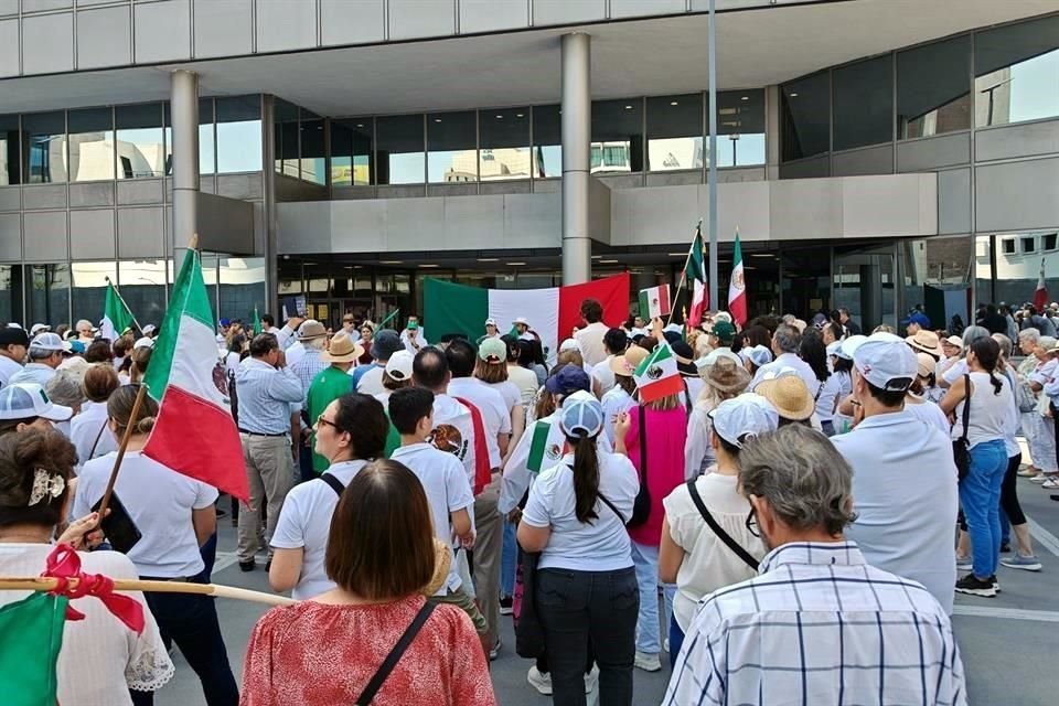 Los empleados del PJ se concentraron en la explanada de la sede de los juzgados federales sobre la Avenida Constitución.