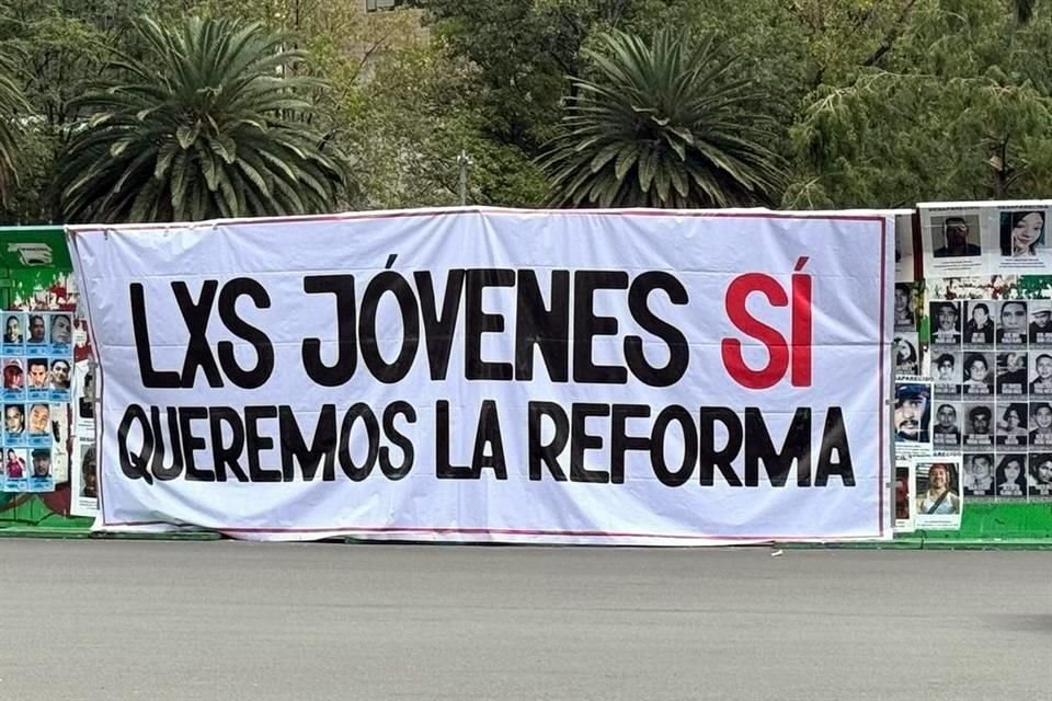 Los jóvenes habían instalado temprano su manta, en la Glorieta del Ahuahuete, antes de que se las quitaran.