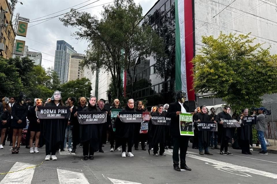 Estudiantes universitarias se manifestaron en favor de la reforma judicial.