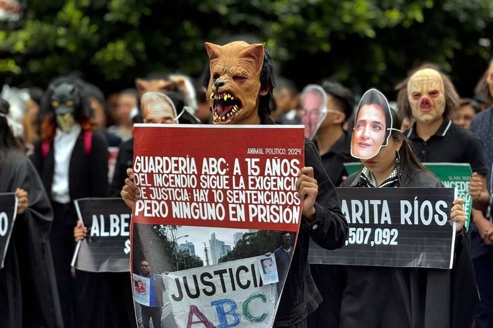 Los jóvenes protagonizaron un performance y exhibieron algunos casos emblemáticos de impunidad.