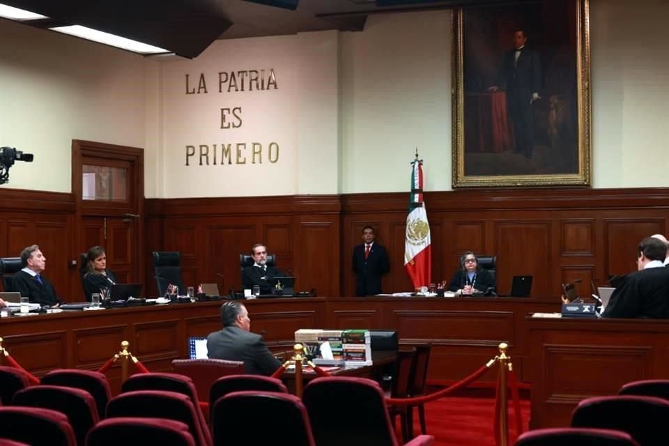 Estas peticiones directas a la Corte evidencian la dificultad de combatir la reforma mediante amparos, pues jurisprudencia vigente desde 2022 prohíbe este recurso para impugnar el contenido de reformas a la Constitución.