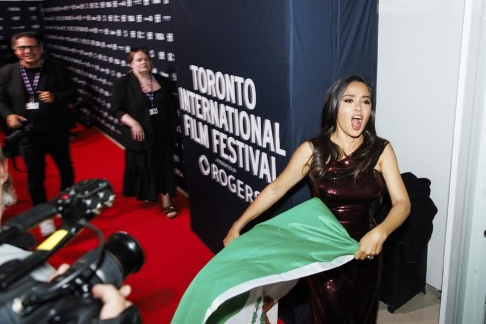 Salma Hayek causó furor en el Festival de Cine de Toronto.