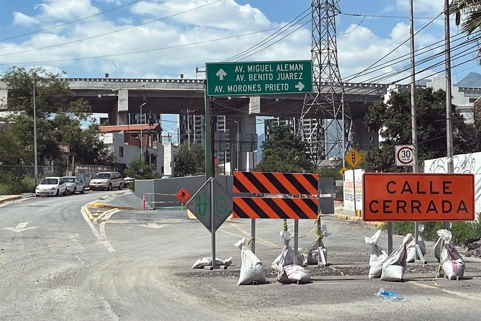 El Puente Hidalgo fue cerrado a la vialidad por trabajos para reubicar la tubería hidráulica de Agua y Drenaje.