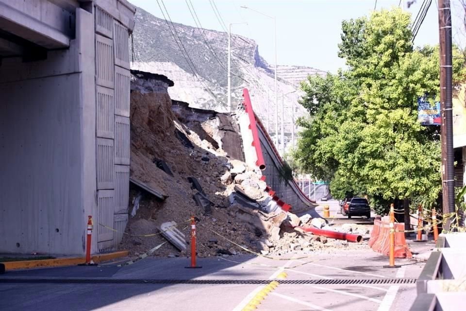 En el derrumbe en el puente de Morones Prieto y Jiménez se pueden observar lo que el Municipio explicó que son los tirantes del sistema mecánico que estabilizan los muros.