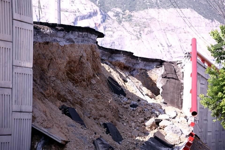 En el derrumbe en el puente de Morones Prieto y Jiménez se pueden observar lo que el Municipio explicó que son los tirantes del sistema mecánico que estabilizan los muros.