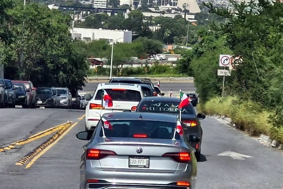 Los empleados partieron a las 10:35 horas de la sede del Poder Judicial en la Loma Larga en dirección al Aeropuerto Internacional de Monterrey.
