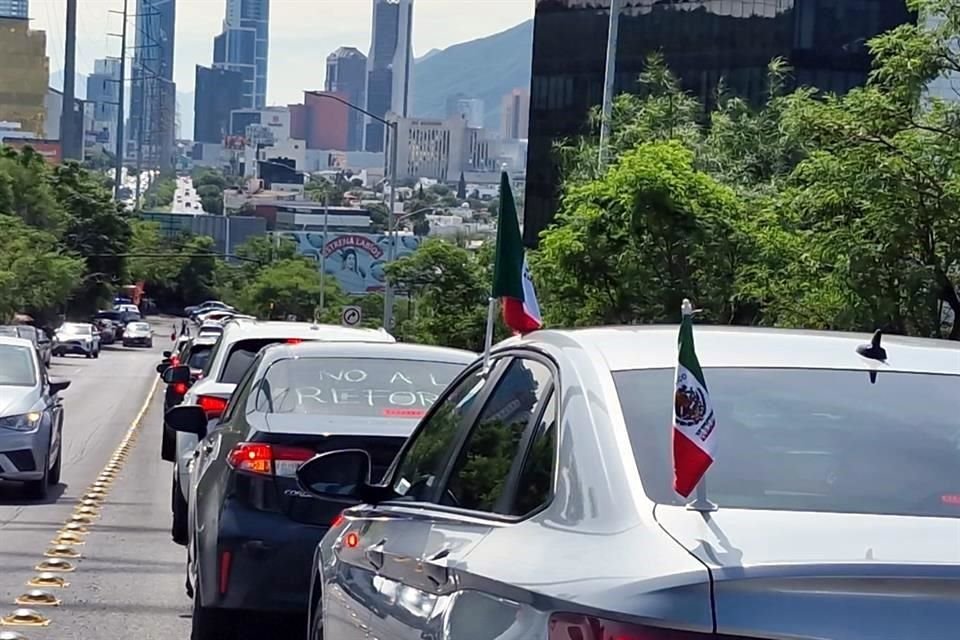 Los empleados partieron a las 10:35 horas de la sede del Poder Judicial en la Loma Larga en dirección al Aeropuerto Internacional de Monterrey.