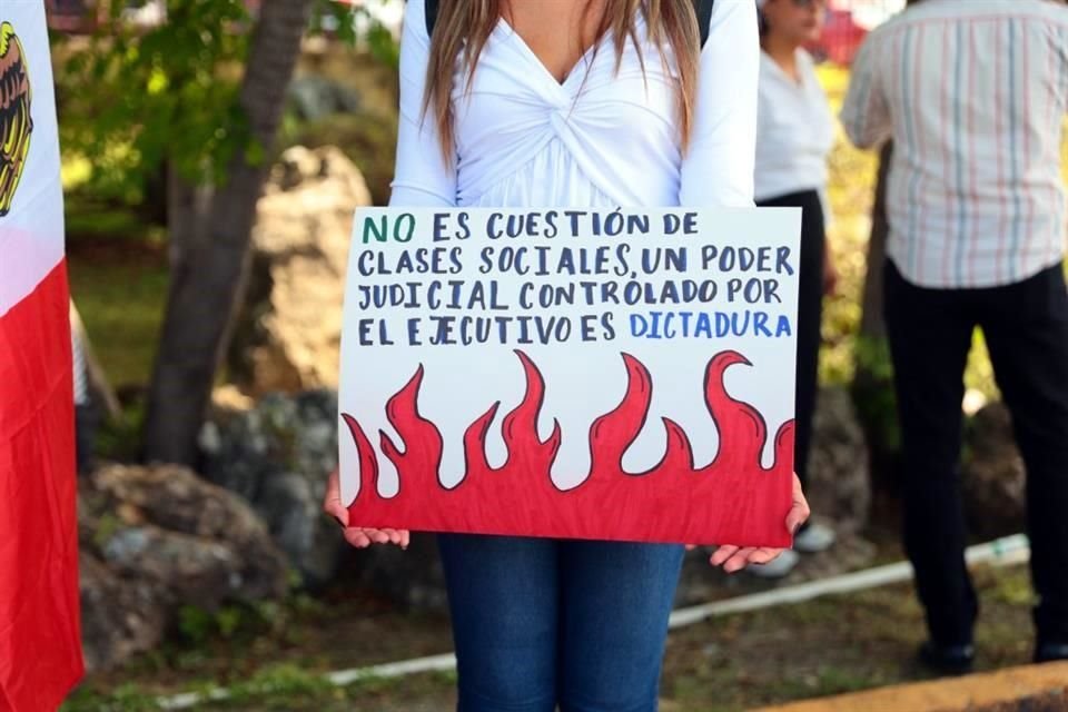 Los presentes mostraron pancartas en contra de la reforma judicial.