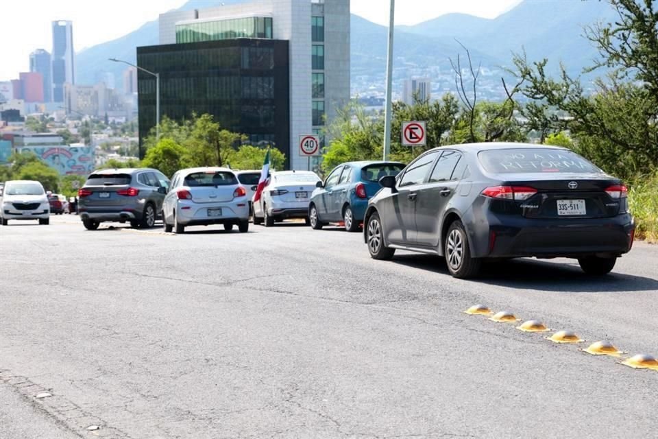 Los empleados partieron a las 10:35 horas de la sede del Poder Judicial en la Loma Larga en dirección al Aeropuerto Internacional de Monterrey.