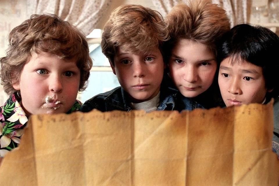 Un nuevo reporte asegura que ya se autorizó una secuela de la cinta clásica 'Los Goonies', para estrenar en 2026 o 2027; volvería reparto original.