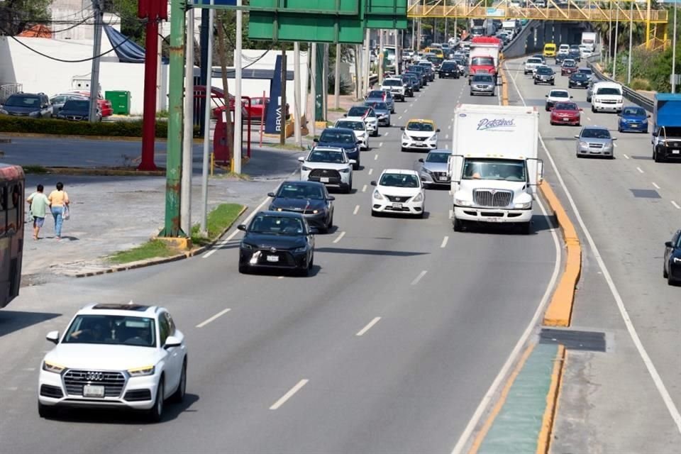 La caravana inició a las 10:35 horas rumbo al Aeropuerto Internacional de Monterrey.