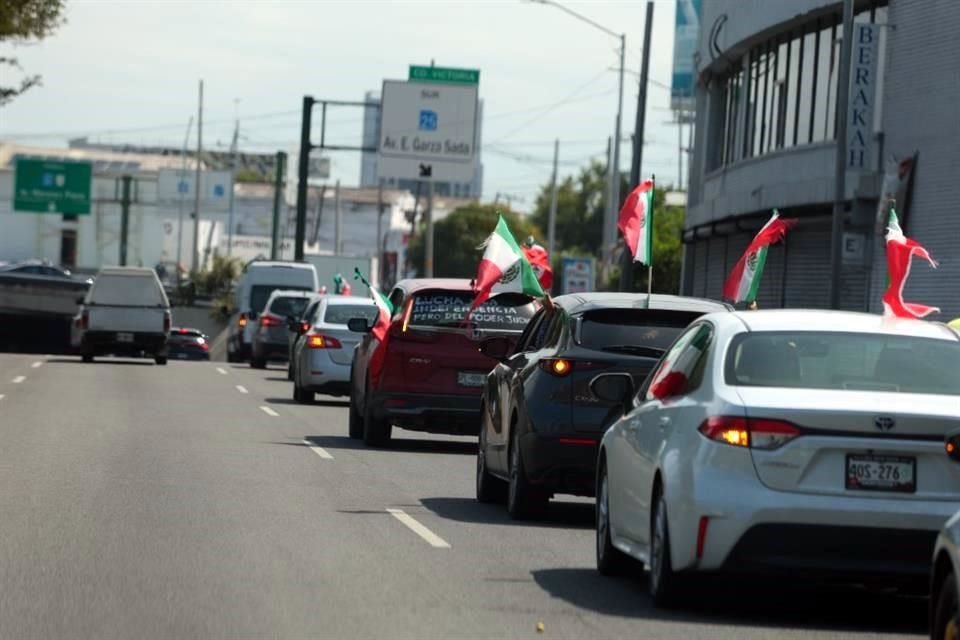 La caravana inició a las 10:35 horas rumbo al Aeropuerto Internacional de Monterrey.
