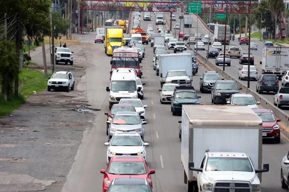 La caravana inició a las 10:35 horas rumbo al Aeropuerto Internacional de Monterrey.