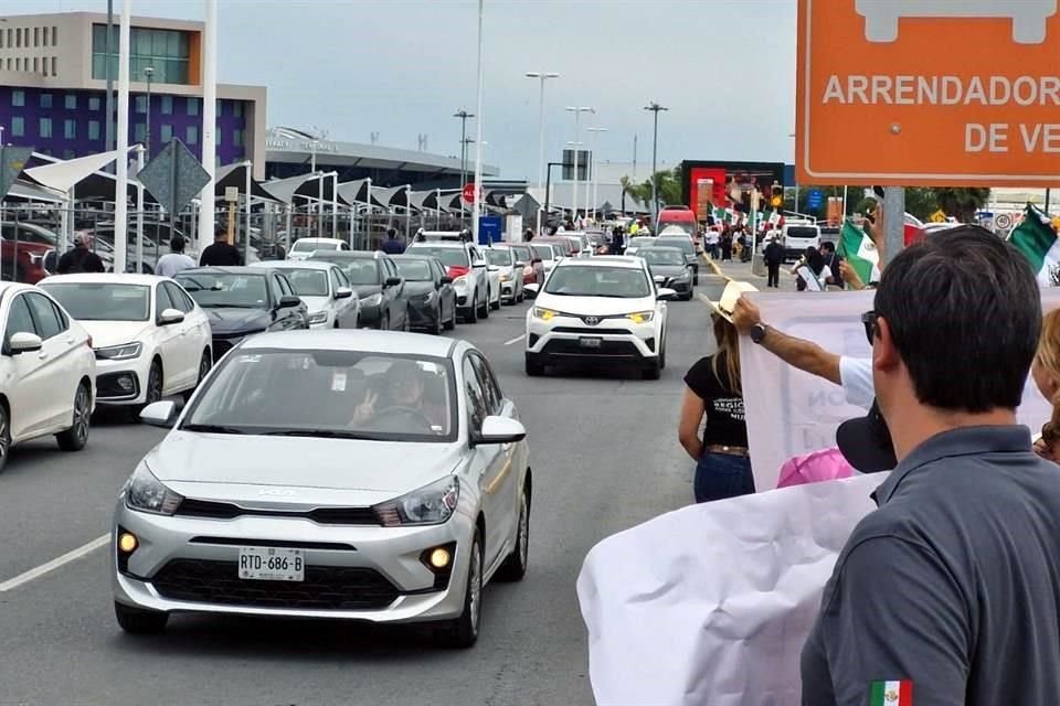 Tras dos horas de recorrido, los trabajadores del PJF arribaron al Aeropuerto Internacional de Monterrey.
