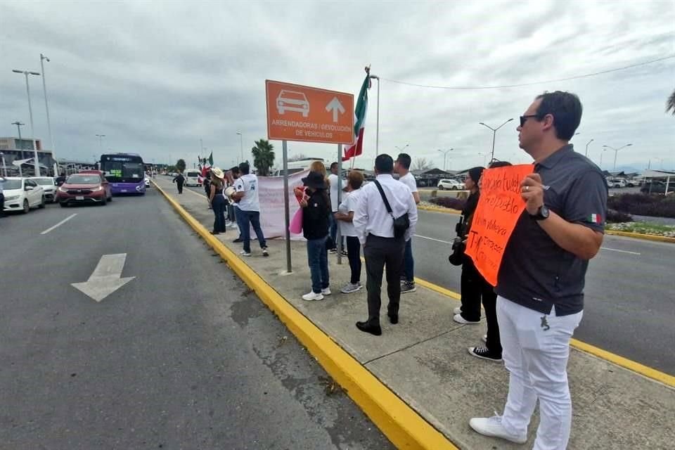 Tras dos horas de recorrido, los trabajadores del PJF arribaron al Aeropuerto Internacional de Monterrey.