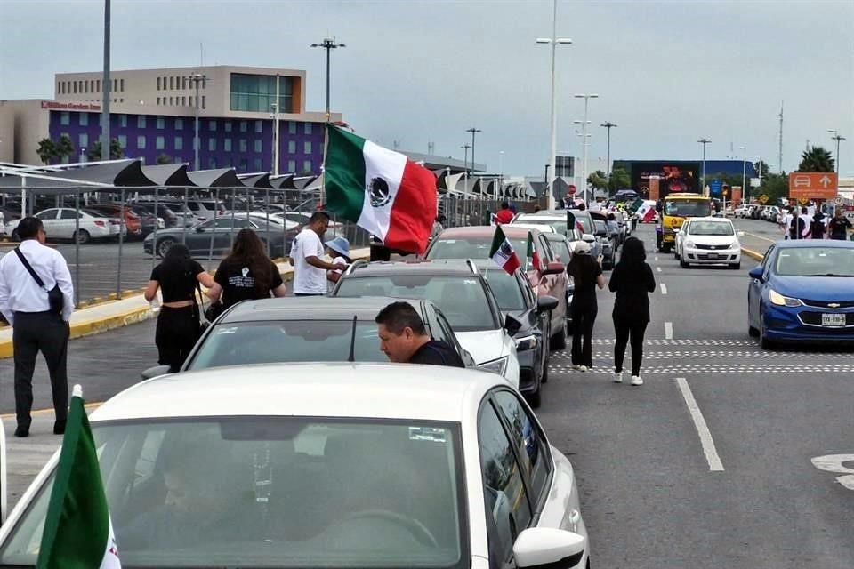 Tras dos horas de recorrido, los trabajadores del PJF arribaron al Aeropuerto Internacional de Monterrey.